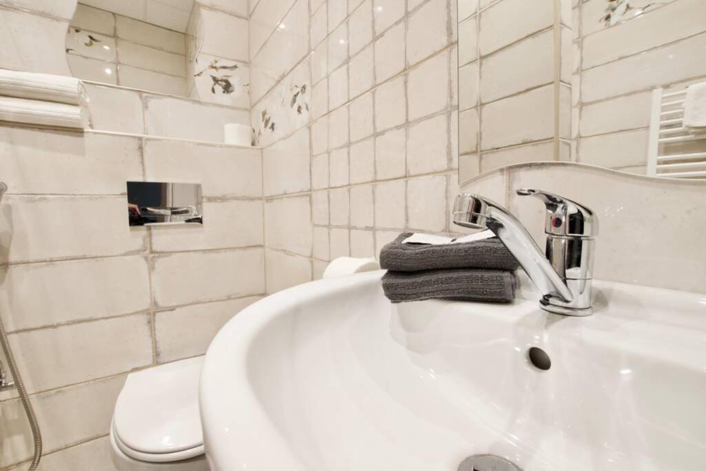 Standard Apartment By Hi5- Rose Street'S Home ブダペスト エクステリア 写真
